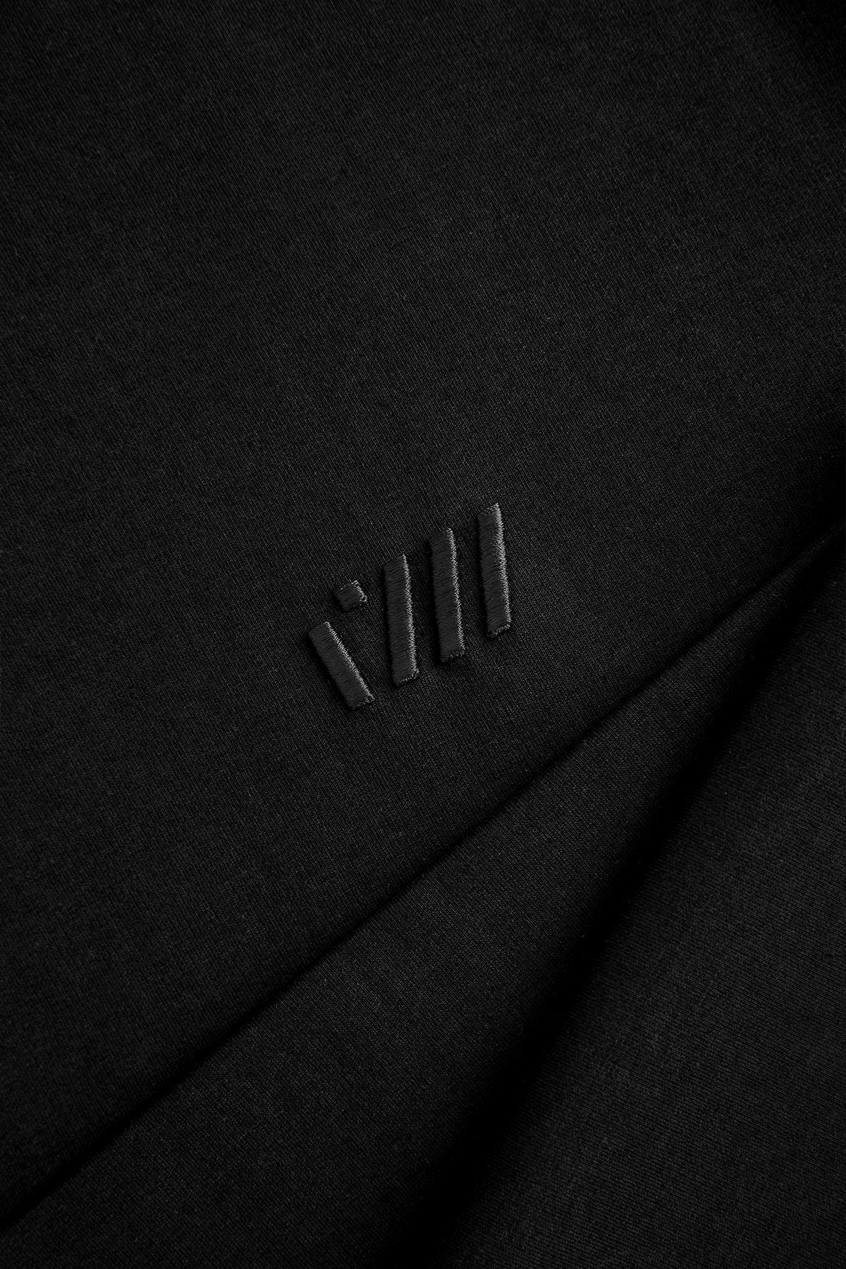 REIGN THE SEASON T-SHIRT- BLACK