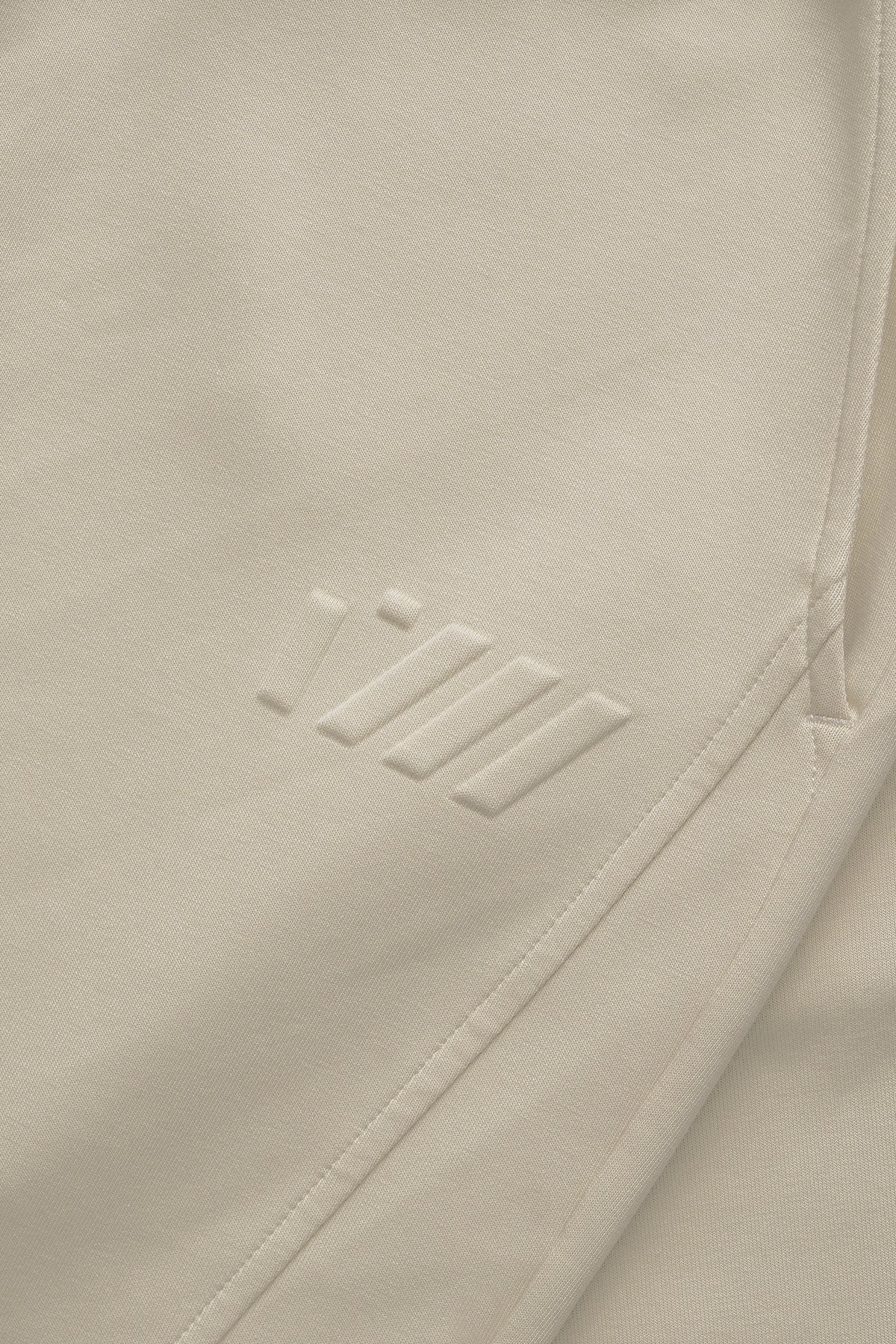 EMBOSSED LETTER OF TYGA SWEATSHORT - BEIGE